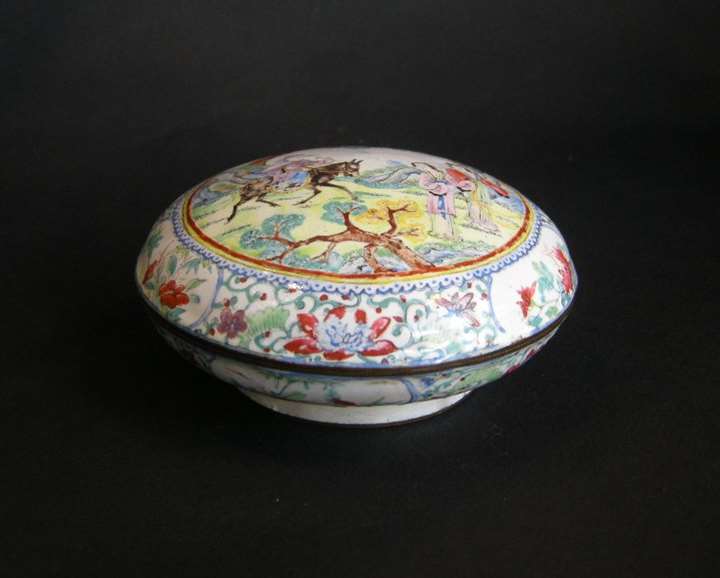 Enamelled box "canton" decorated with figures and horse